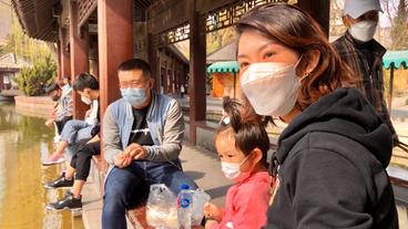 China/Corona: Glückliche Menschen in Peking, Hoffnung auf Alltag