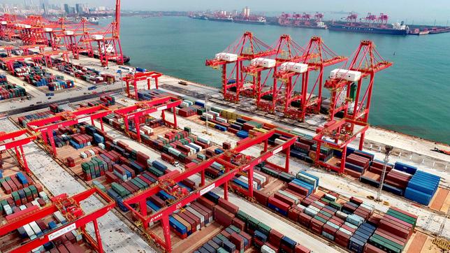 Der neue automatisierte Containerhafen in der ostchinesischen Provinz Shandong