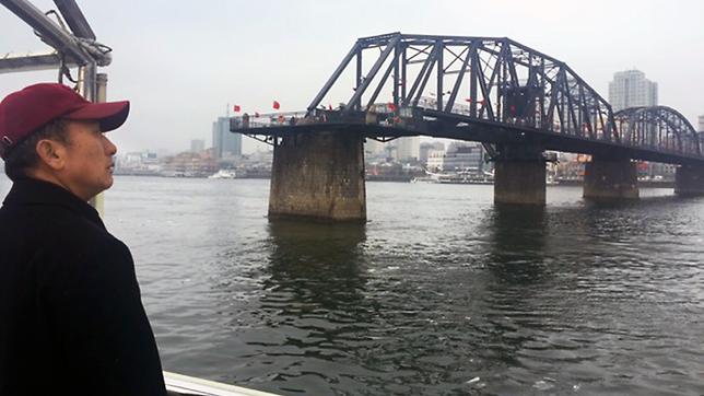 Kim Ju-kil bleibt nichts als eine Bootsfahrt auf dem Yalu-Fluss. Von dort kann er zumindest seine alte Heimat, Nordkorea, sehen.