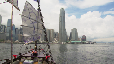 Bild: SWR Dschunke vor der Skyline von Hongkong