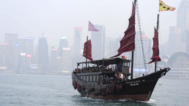  Dschunke Aqua Luna vor der Skyline von Hongkong