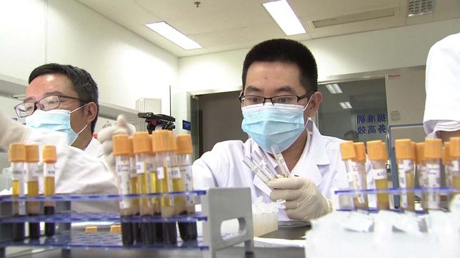 Mitarbeiter eines chinesischen Pharmaunternehmens arbeitet in einem Labor