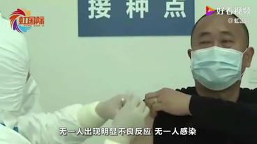 Mann erhält Impfung mit einer Spritze