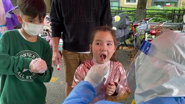 Bild: WDR China: Kinder und Eltern dürfen ihre Wohnungen nur für einen Test im Hof der jeweiligen Wohnanlage verlassen.