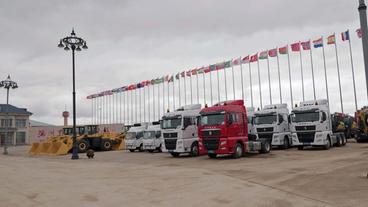 Bild: SWR Lkw und Radlader an der russisch-chinesischen Grenz