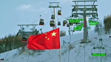 Chinesische Fahne vor Skilift