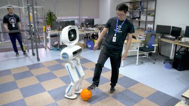 Bild: WDR China: Werkstatt der Zukunft in Shenzhen – Roboter weisen den Weg