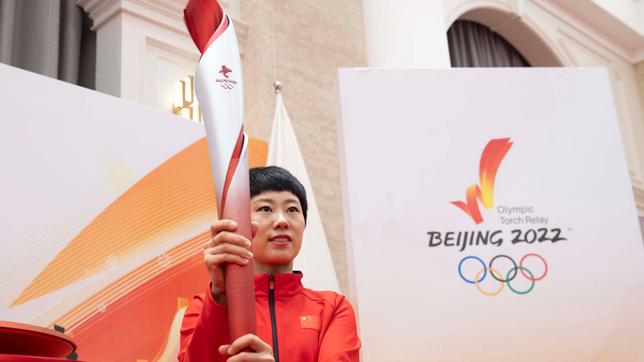 Wintersportlerin Zhang Hui mit der olympischen Fackel 