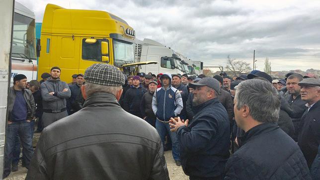 Streikende Lkw-Fahrer in Dagestan