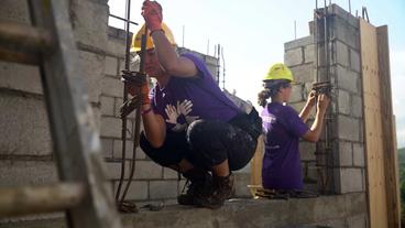 Bild: SWR Zwei Helferinnen arbeiten an einer Mauer auf Baustelle