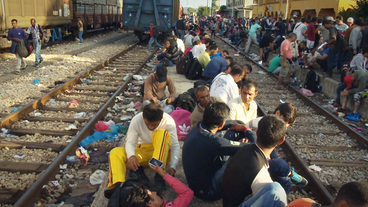 Flüchtlinge warten auf Bahngleisen 