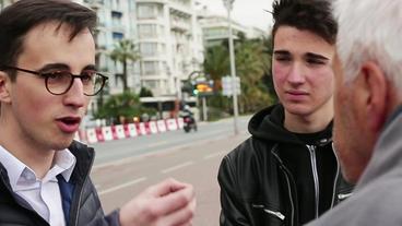 Bild: NDR Bryan (links) im Gespräch mit einem Mann.