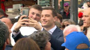 Jordan Bardella macht Selfie mit Anhängern