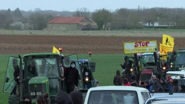 Bild: SWR Demonstranten mit Traktoren und Plakaten