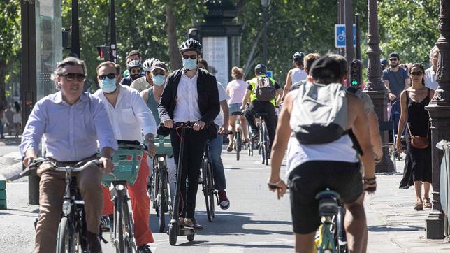 Menschen auf Fahrrädern in Paris