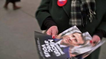 Wahlkampf in Frankreich: Flyer für Emmanuel Macron werden verteilt 