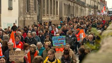 Frankreich: Landesweite Proteste wie hier in Nantes gegen Präsident Macron.