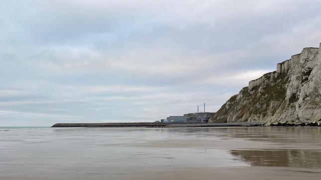 Frankreich: Strand mit Atomkraftwerk – Frankreich ist die Nummer zwei weltweit bei der Atomenergie