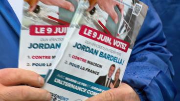 Handzettel mit Wahlwerbung