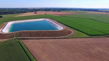 Großes Wasserbecken für die Landwirtschaft 