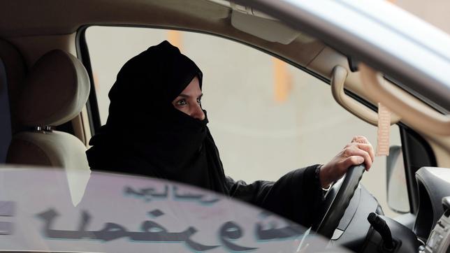 Bild: picture alliance / AP Photo/Hasan Jamali Frau fährt Auto