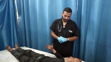 Bild: SWR Arzt Ahmed Abdel Wahid behandelt einen Patientien