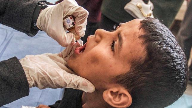Bild: IMAGO / ZUMA Press Wire Kind erhält eine Dosis des Polio-Impfstoffs