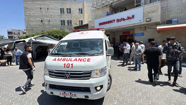 Bild: IMAGO / APAimages Krankenwagen steht vor dem Al-Aqsa Martyrs Krankenhaus