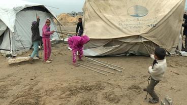 Bild: SWR Kinder bauen ein Zelt auf
