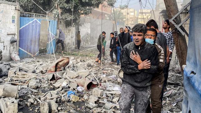 Menschen laufen durch Trümmer im Gazastreifen