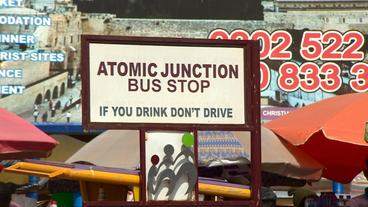 Bild: NDR Busstation "Atomic Junction" in Ghana.