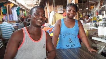 Ghana: Der Schneider Kwaku Menseh und seine Mitarbeiterin schneidern aus den Altkleidern neue, brauchbare Teile.