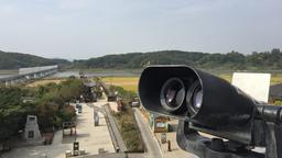 Die Aussichtsplattform in Imjingak ist ein beliebtes Ausflugsziel in Südkorea: Hinter den Hügeln liegt Nordkorea. Zwei Minuten mit dem Fernglas gucken kostest 500 Won, umgerechnet 37 Cent. Auch südkoreanische Grundschulklassen kommen hierher, um die Geschichte ihres Landes zu sehen.