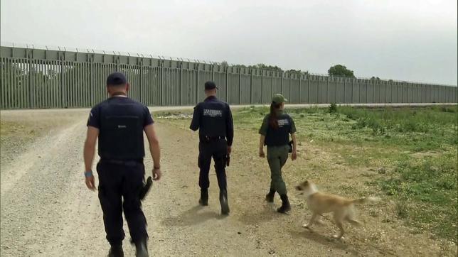 Griechische Polizisten patrouillieren am Grenzzaun 
