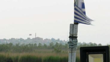 Blick von griechischer Seite Richtung Türkei mit griechischer Fahne im Vordergrund