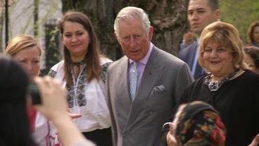 Prinz Charles mit Menschen in Bukarest.