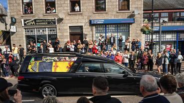 Bild: Getty Images/Peter Summers Großbritannien: Abschied von der Queen: Ihr Sarg wird nach Edinburgh überführt.