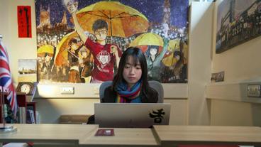 Bild: SWR Chloe Cheung sitzt an Laptop