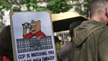 Bild: SWR Demonstranten mit Plakaten
