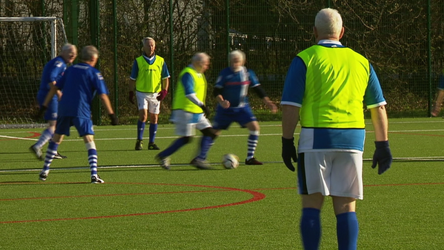 Ältere Männer beim Fußballspielen