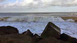 So sieht das Meer friedlich aus, doch bei jedem Sturm holt es sich ein Stück Land. Die Erosion ist ein Riesenproblem an Großbritanniens Küste.
