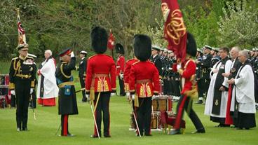 König Charles III. salutiert vor Soldaten 