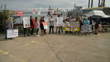 Großbritannien: Proteste in Portland – Das Wohnschiff polarisiert.