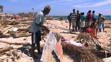 Haitianer begutachten Sturmschäden