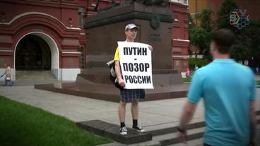 Ildar Dadin mit Plakat