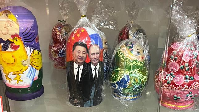 Eine Matrioschkafigur mit Fotos des chinesischen und russischen Präsidenten