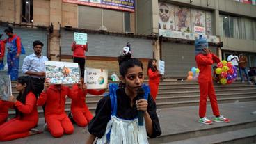 Indien: Auch mit Sketchen und kleinen Theaterstücken verkünden sie ihre Botschaft.