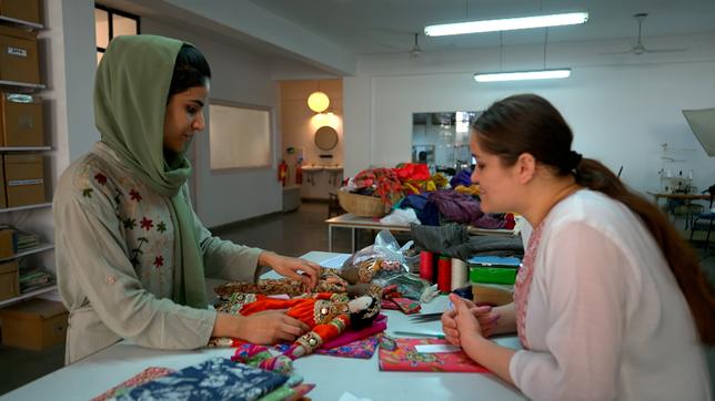 Indien: Aus Stoffabfällen was Neues schaffen. Afghanische Frauen in Neu-Delhi.