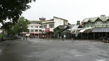 Bild: BR Geschlossene Geschäft in Darjeeling