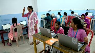Indien: In monotoner Handarbeit werden die Rechner mit Daten und Verschlagwortung gefüttert.